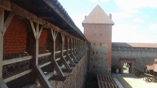 Стены и башня замка