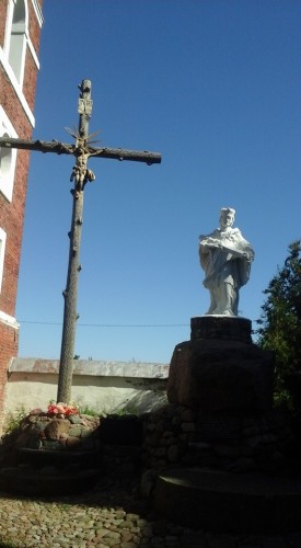 Крест и скульптура около Фарного костела