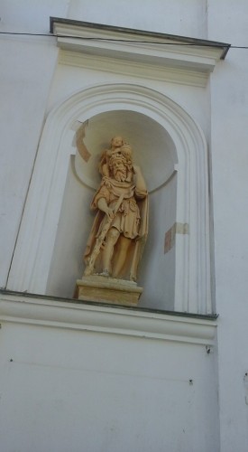 Скульптура у входа в Фарный костел