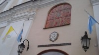 Герб и флаги над входом в костел