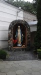 Статуя Девы Марии во дворе костела