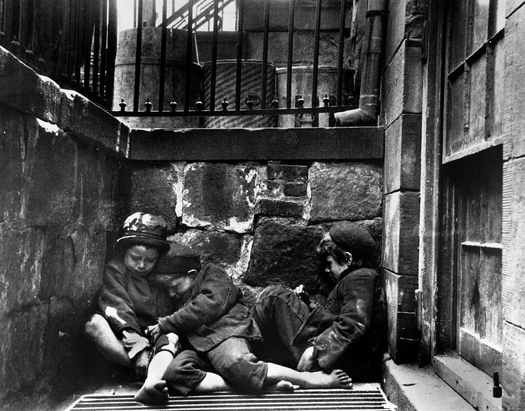 Бездомные дети на улице Манхэттена (Якоб Риис, 1890)